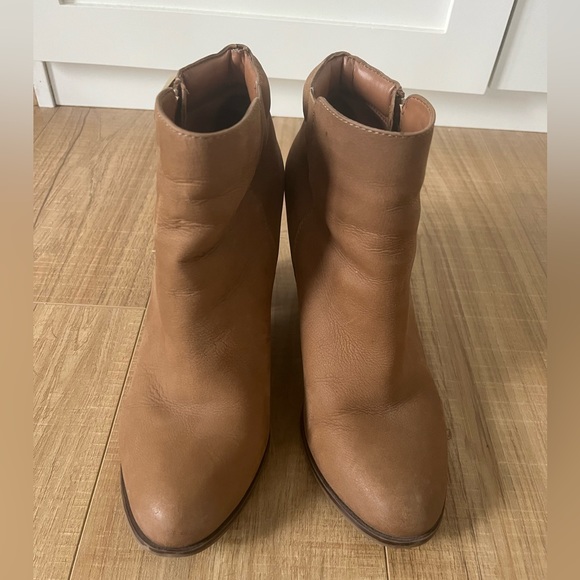 Tan heeled boots - sz 9 - Picture 2 of 3